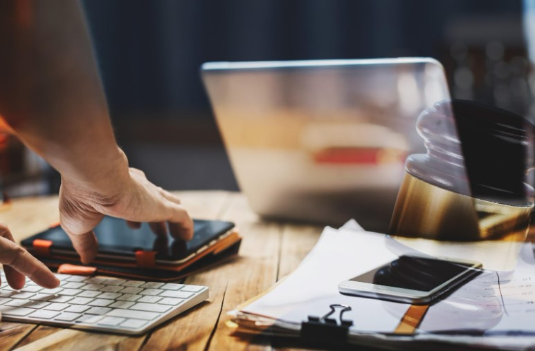 how payroll accounting software benefits a company